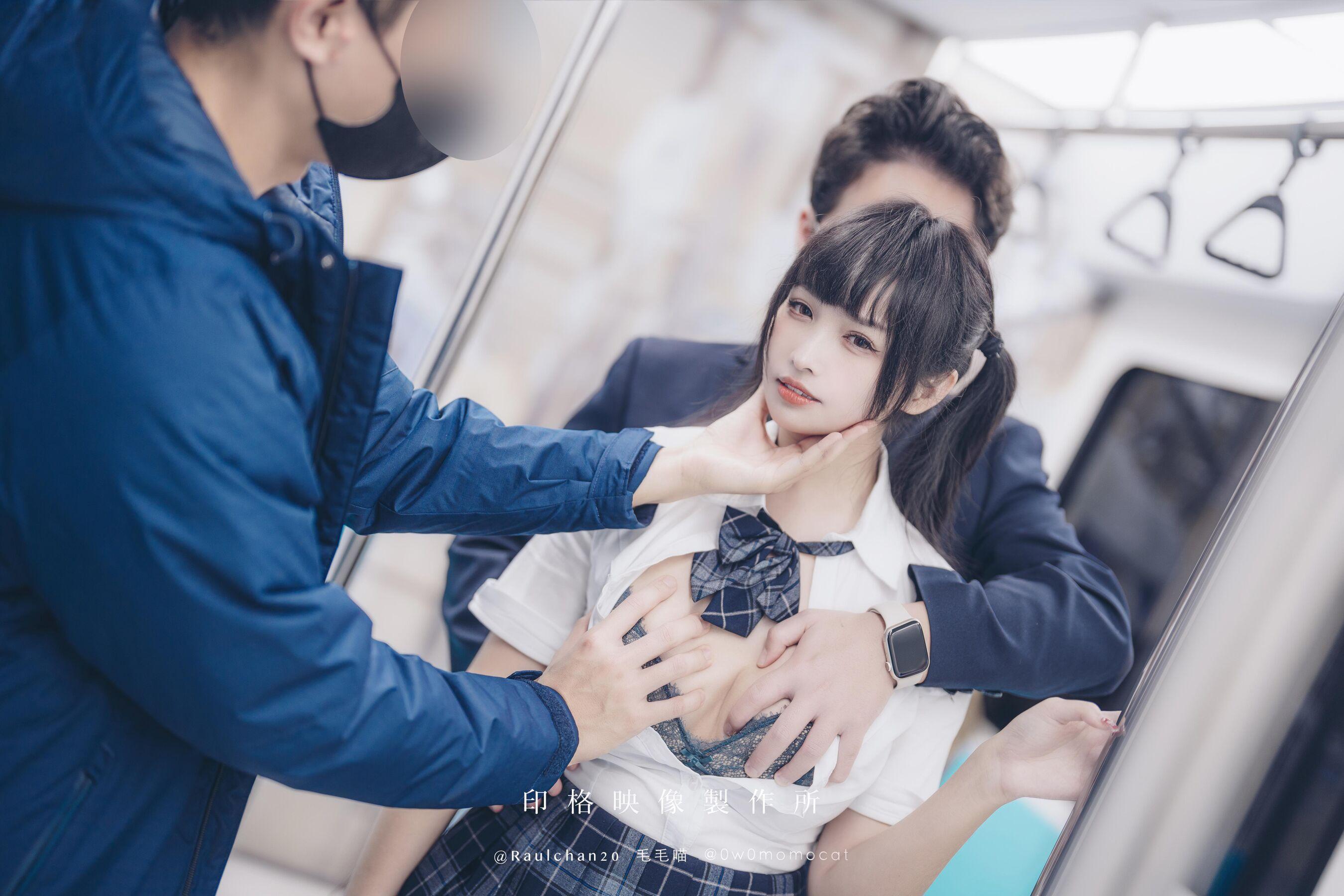 国模套图 慕慕Momo《🚄 电车通学少女 🆘》(26)