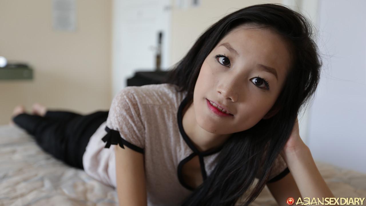 Asian girl Mi shows off her petite body & gives a big dick a POV ride(4)