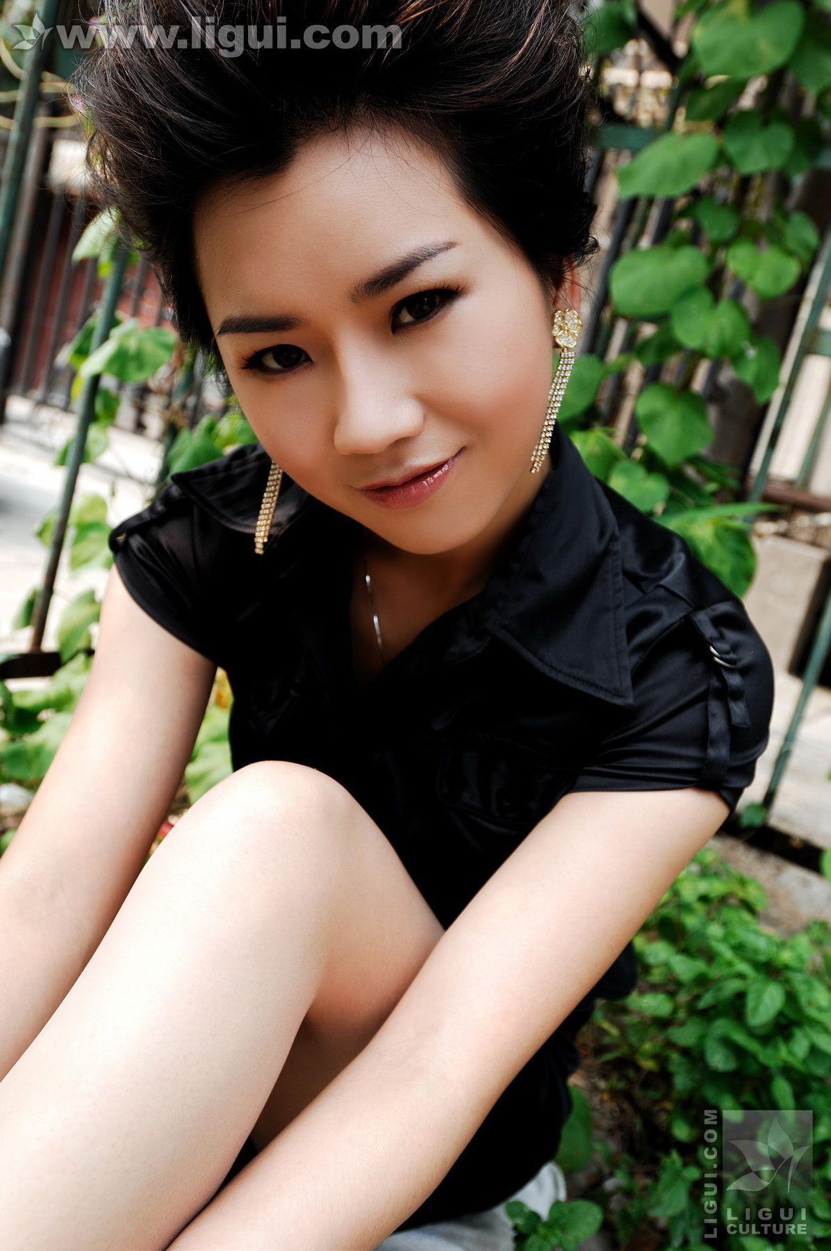 Model 由美《路遇高跟美女花园散步》 [丽柜LiGui] 丝足写真图片(7)