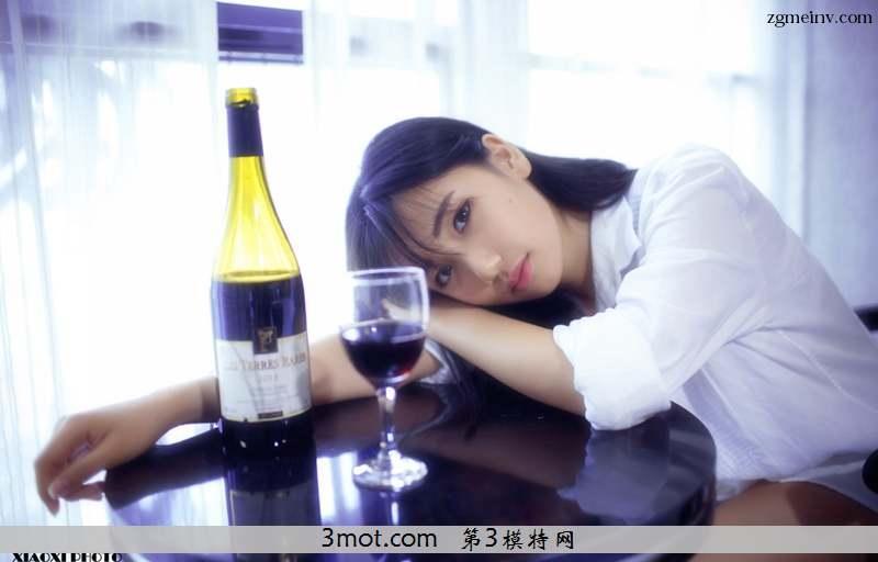 纯情尤克里里长发美女音乐配红酒闺房生活照(11)