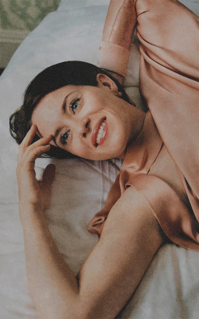 Claire Foy ZzVhN6s6_o