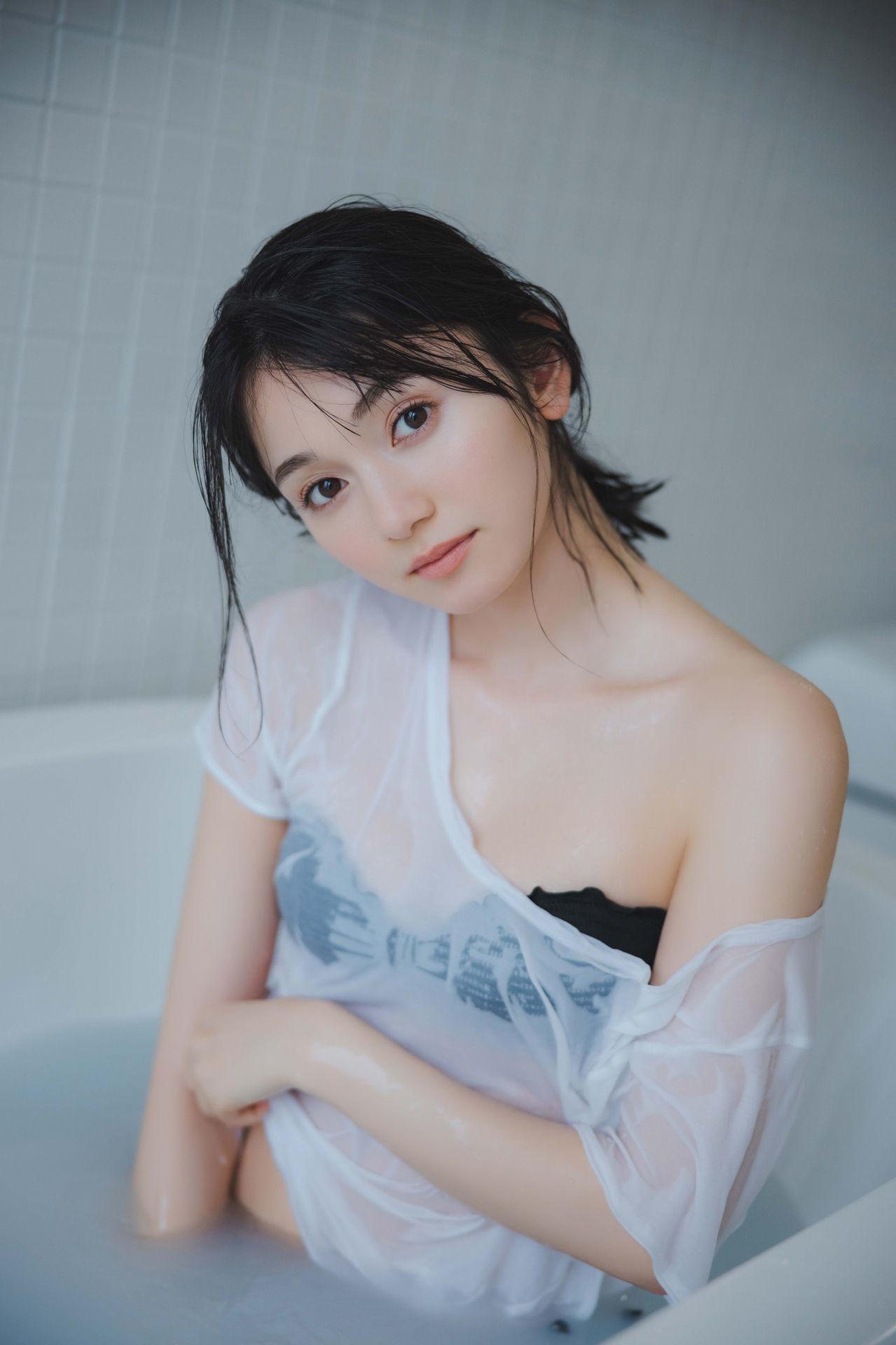 Fuuka Kumazawa 熊澤風花, ＦＲＩＤＡＹデジタル写真集 『二十歳になったから』 Set.02(5)