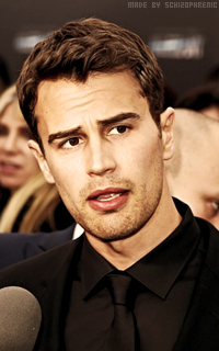 Theo James DQlZtr61_o