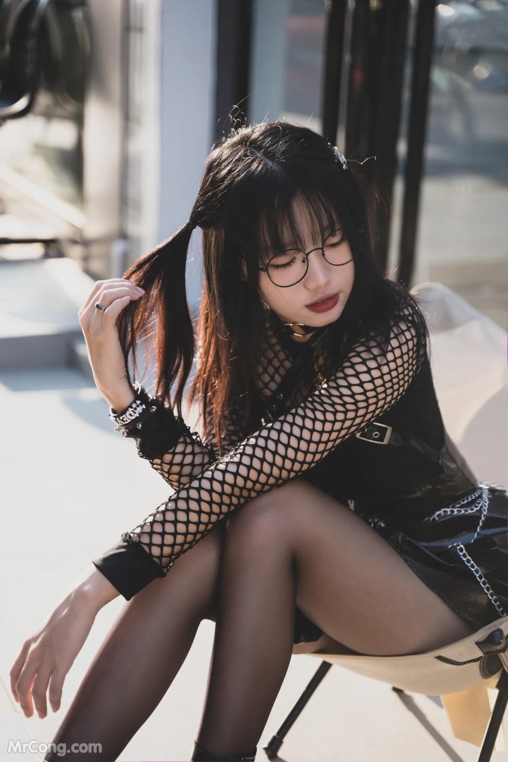 Coser@柒柒要乖哦: 黑皮裙 (17 photos)
