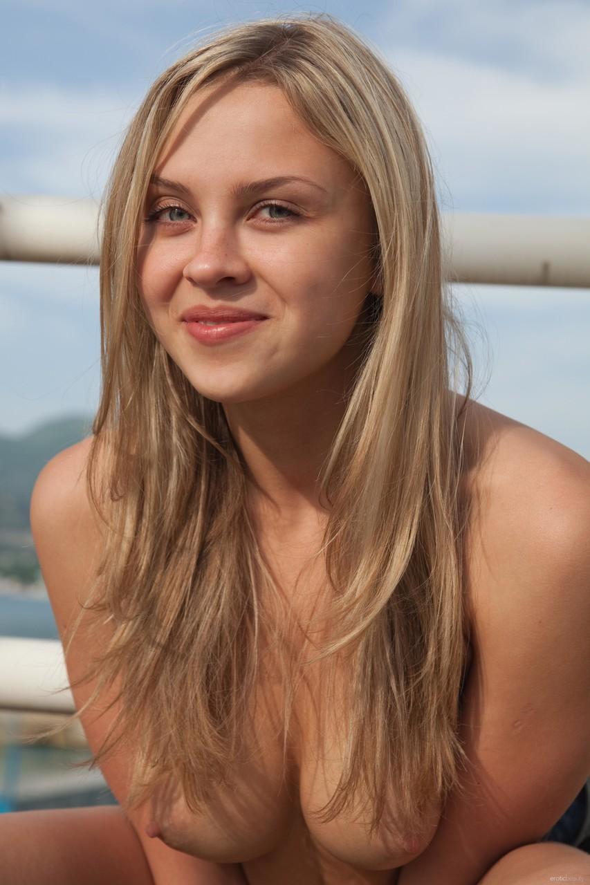 Blonde babe with beautiful eyes Luciana A flaunts her amazing figure(6)