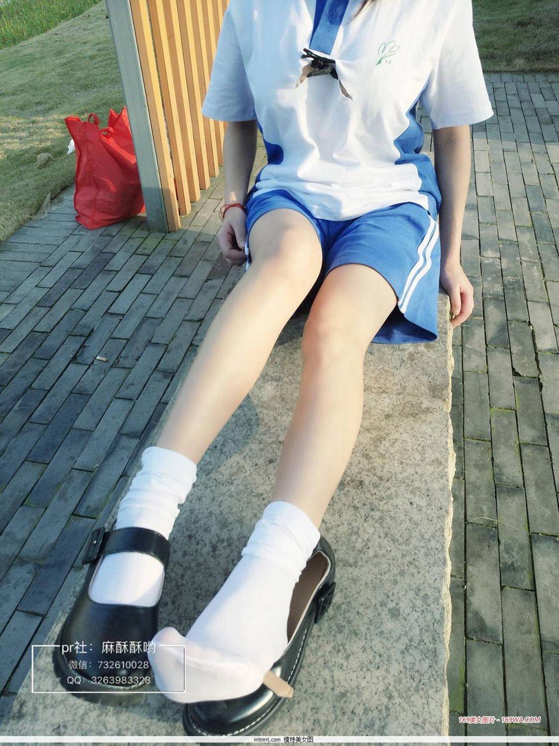 麻酥酥女孩穿着校服去踏青(13)