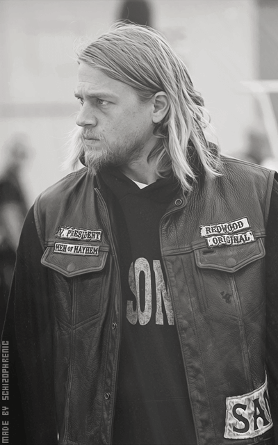 Charlie Hunnam GnqLTrBH_o