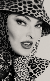 Linda Evangelista GkFW2cMm_o