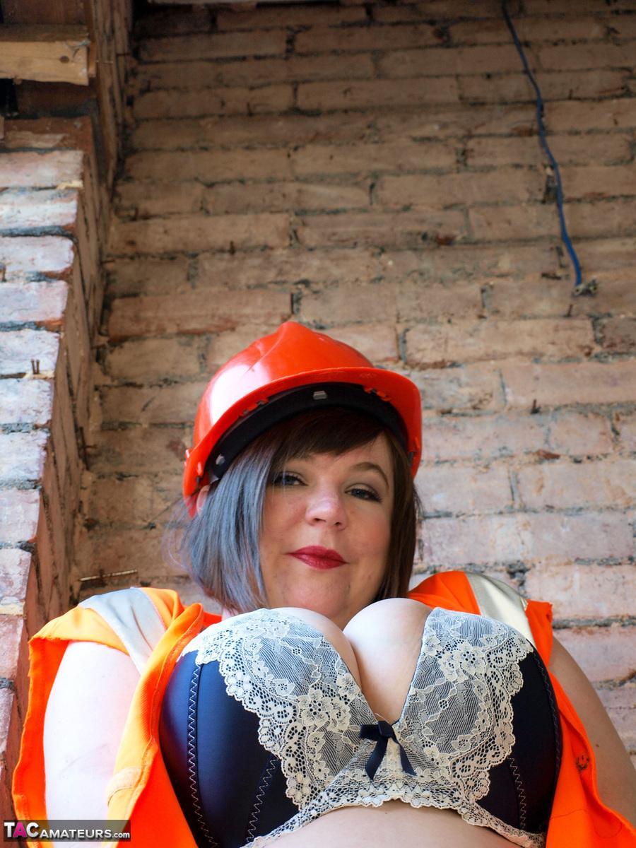 Amateur fatty Roxy gets naked on a staircase in a hardhat and boots(6)