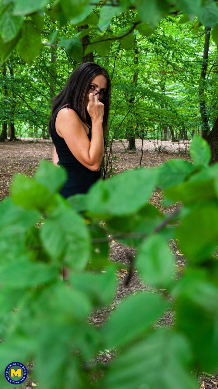 Mom with eyeglasses Anna shows her big booty & gives a BJ in the forest(5)