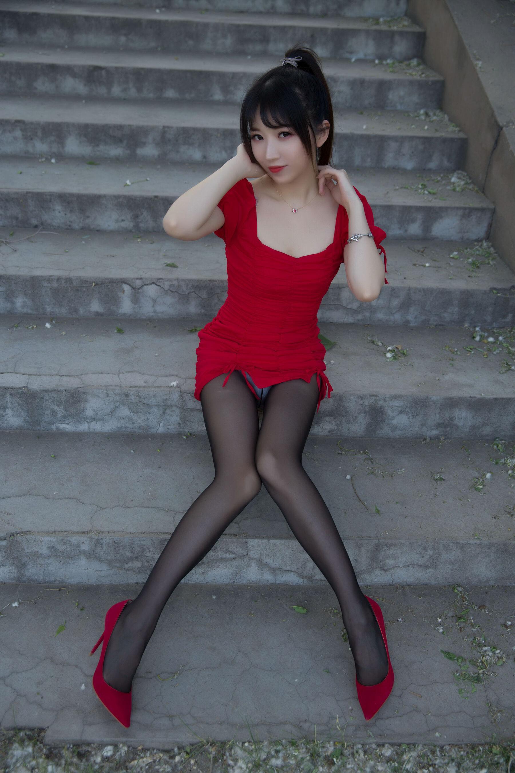 国模套图 小女巫露娜《户外小红裙》(54)