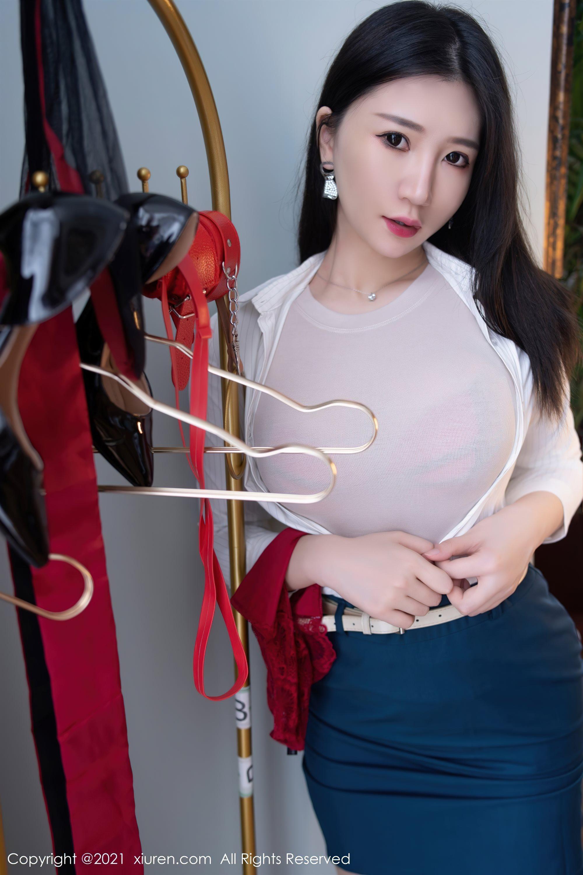 [XiuRen秀人网]No.4022 模特顾乔楠Cora私房半脱露性感内衣配超薄肉丝撩人诱惑写真(11)