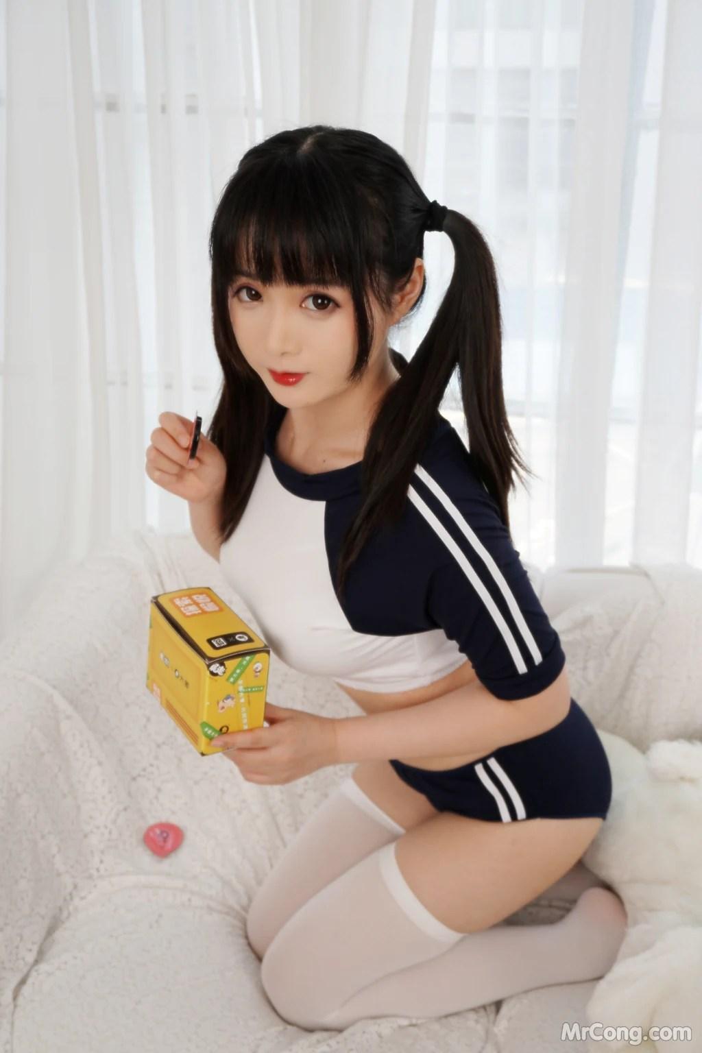 Coser@七海抹茶酱 No.01: 弹幕盒 (23 photos)
