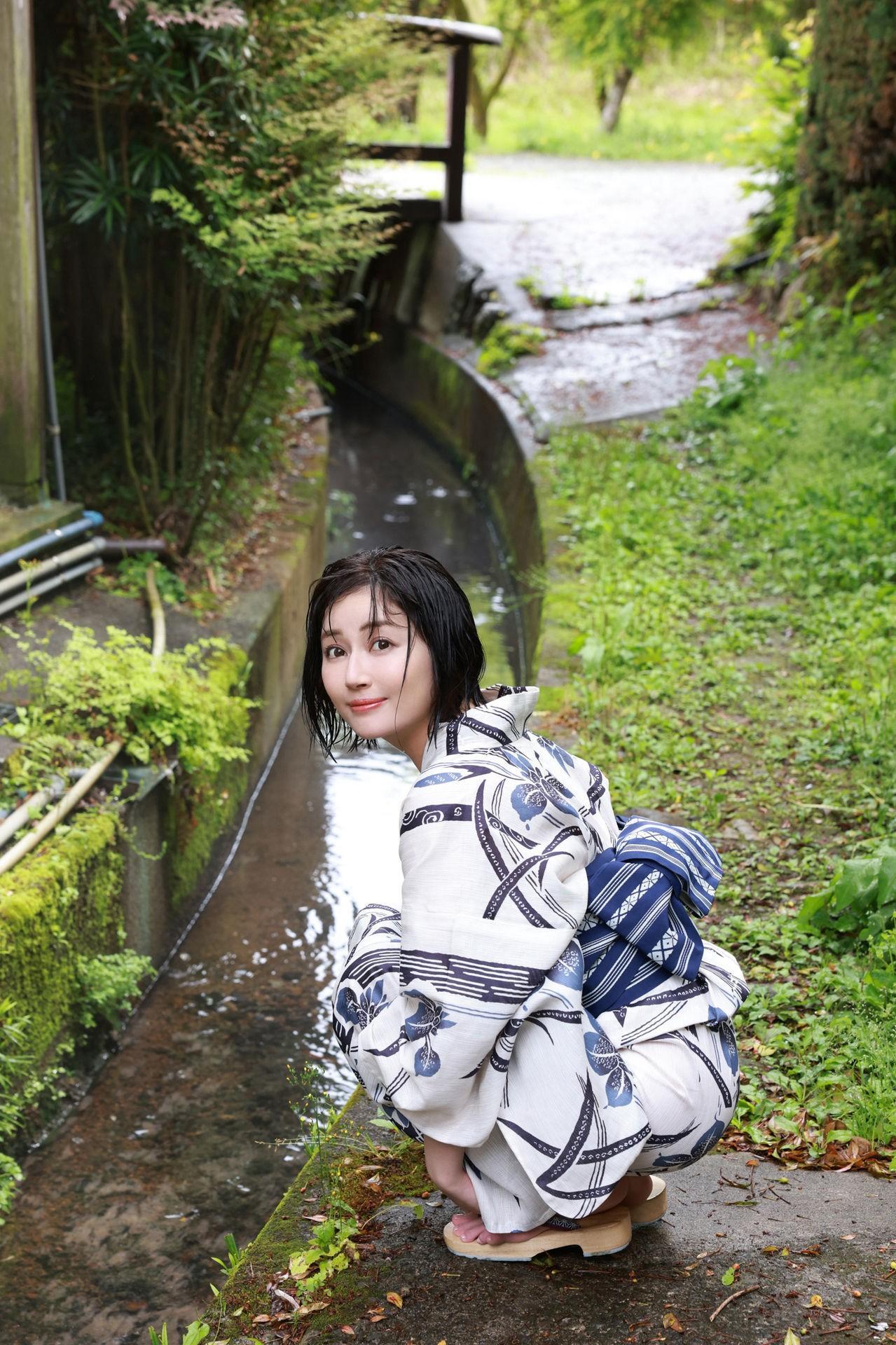 Manami Shindo 新藤まなみ, ＦＲＩＤＡＹデジタル写真集 「Ｑｕｅｅｎｓ　オール未公開スペシャルＥｄｉｔｉｏｎ　ｖｏｌ．３」 Set.01(2)