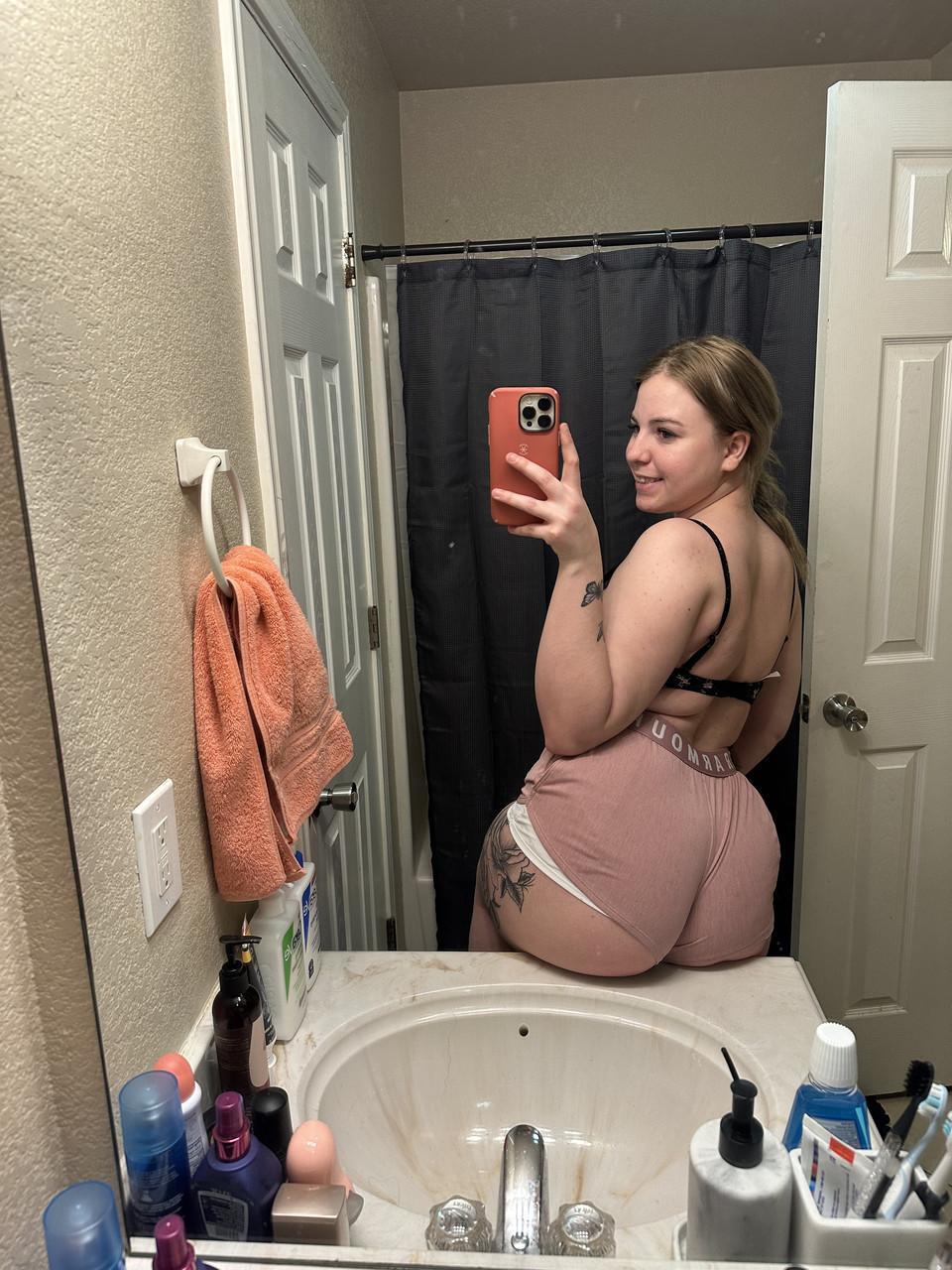 Chubby OnlyFans cam babe Kayla Bumsy flaunts her big ass wearing booty shorts(7)