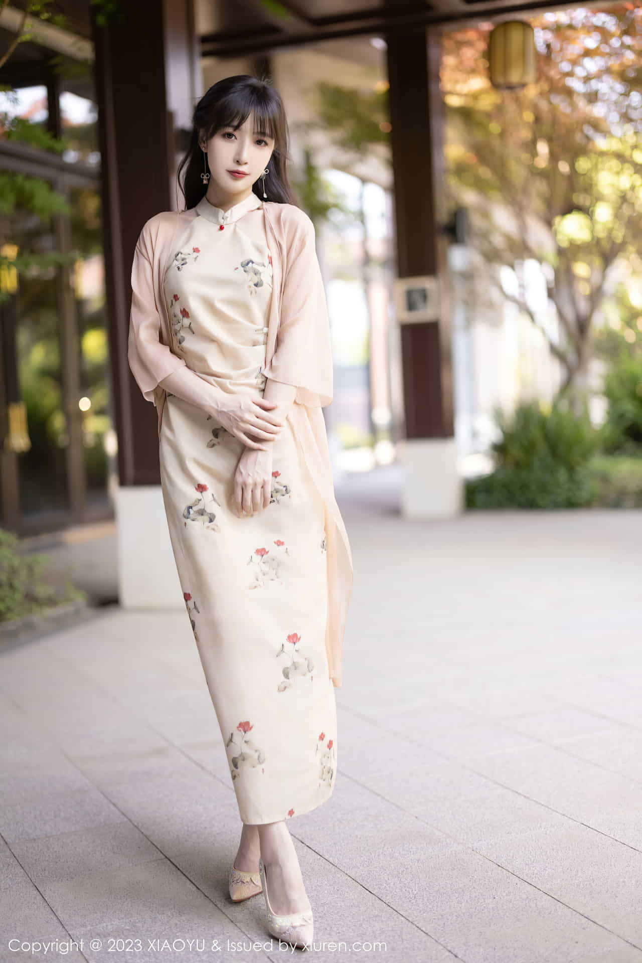 Линь Синлань фотографировалась во многих нарядах, ее шелковистые ноги прекрасны и очаровательны, а фигура очаровательна и очаровательна.