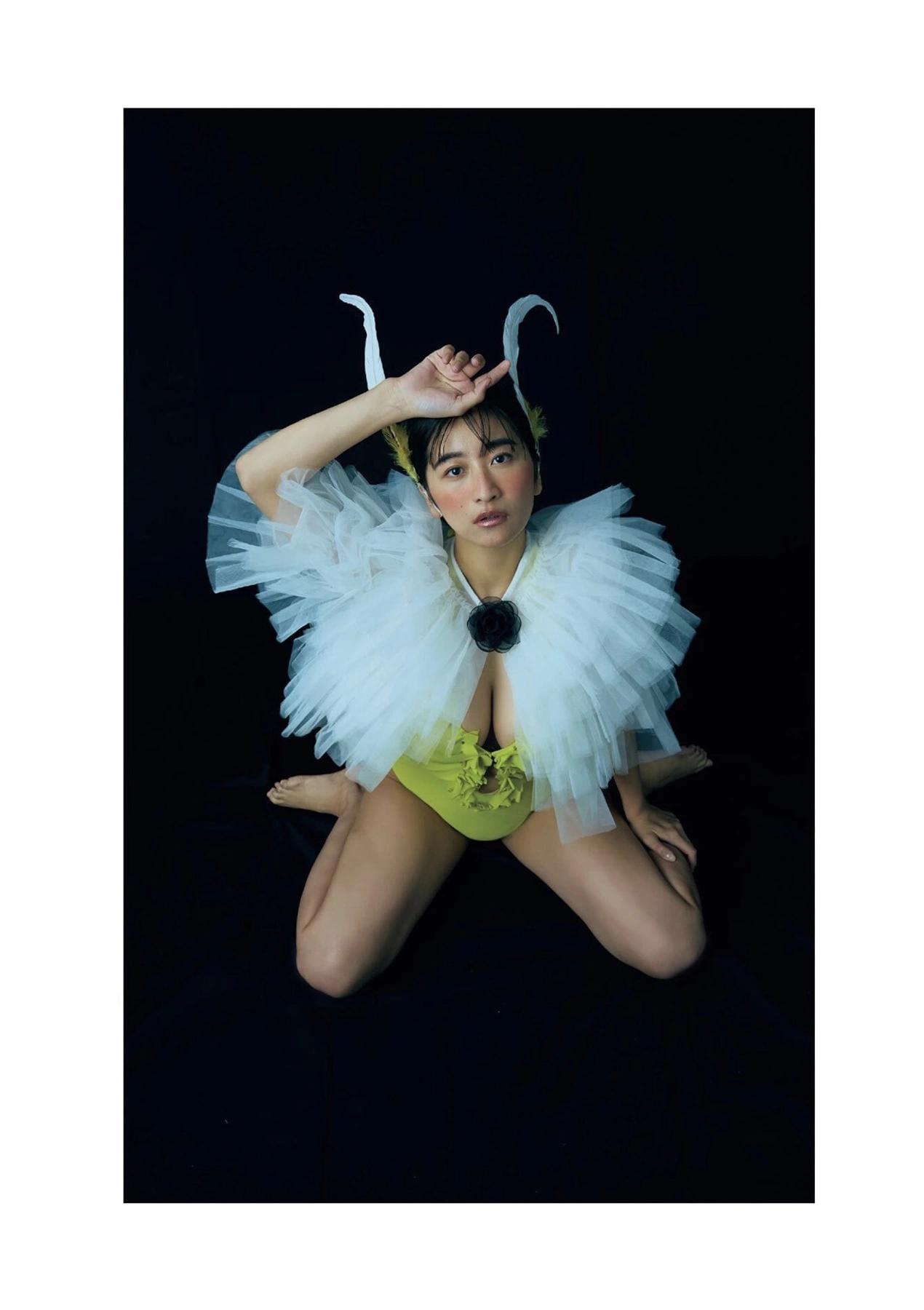 Ina Enohara 榎原依那, B.L.T. 写真集 Monster Round 4(12)