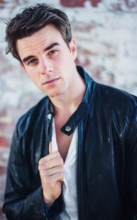 Nathaniel Buzolic QLkaZyLx_o