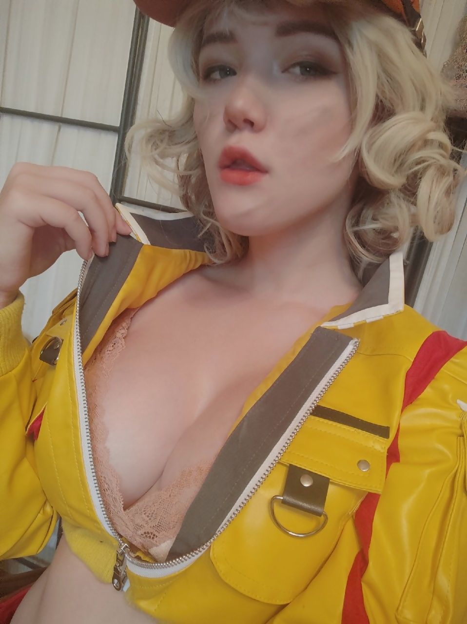 Lada Lyumos - Cindy Aurum