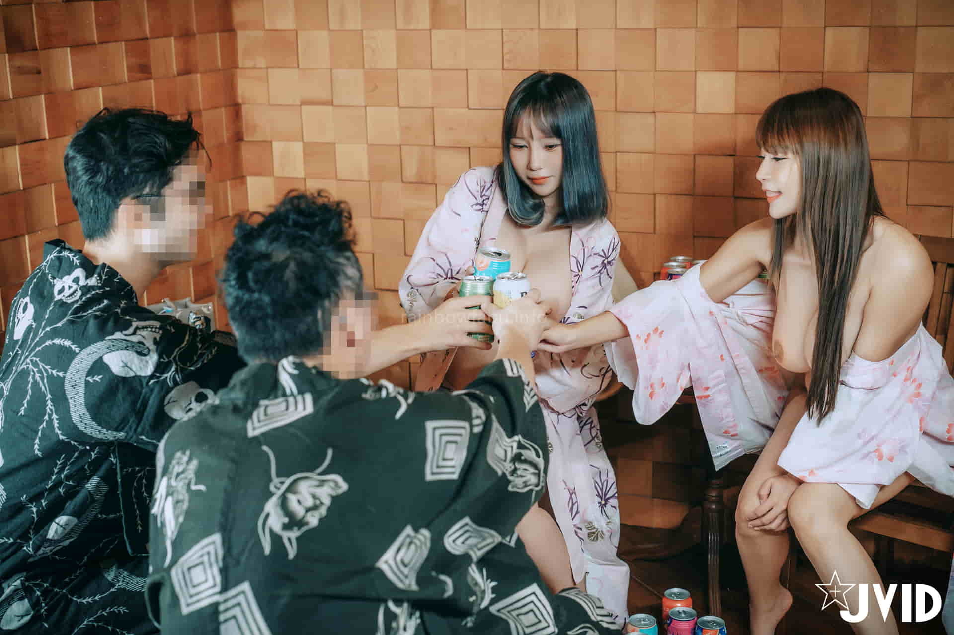 Леле + Инь Юйсинь - [Без цензуры, старший помогает младшей девочке отпраздновать выпускной и приглашает их на горячий источник, пьяные и хаотичные 4P]