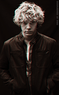 Evan Peters ZBkHJ1Bl_o