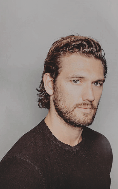 Alex Pettyfer 3q61pvOV_o