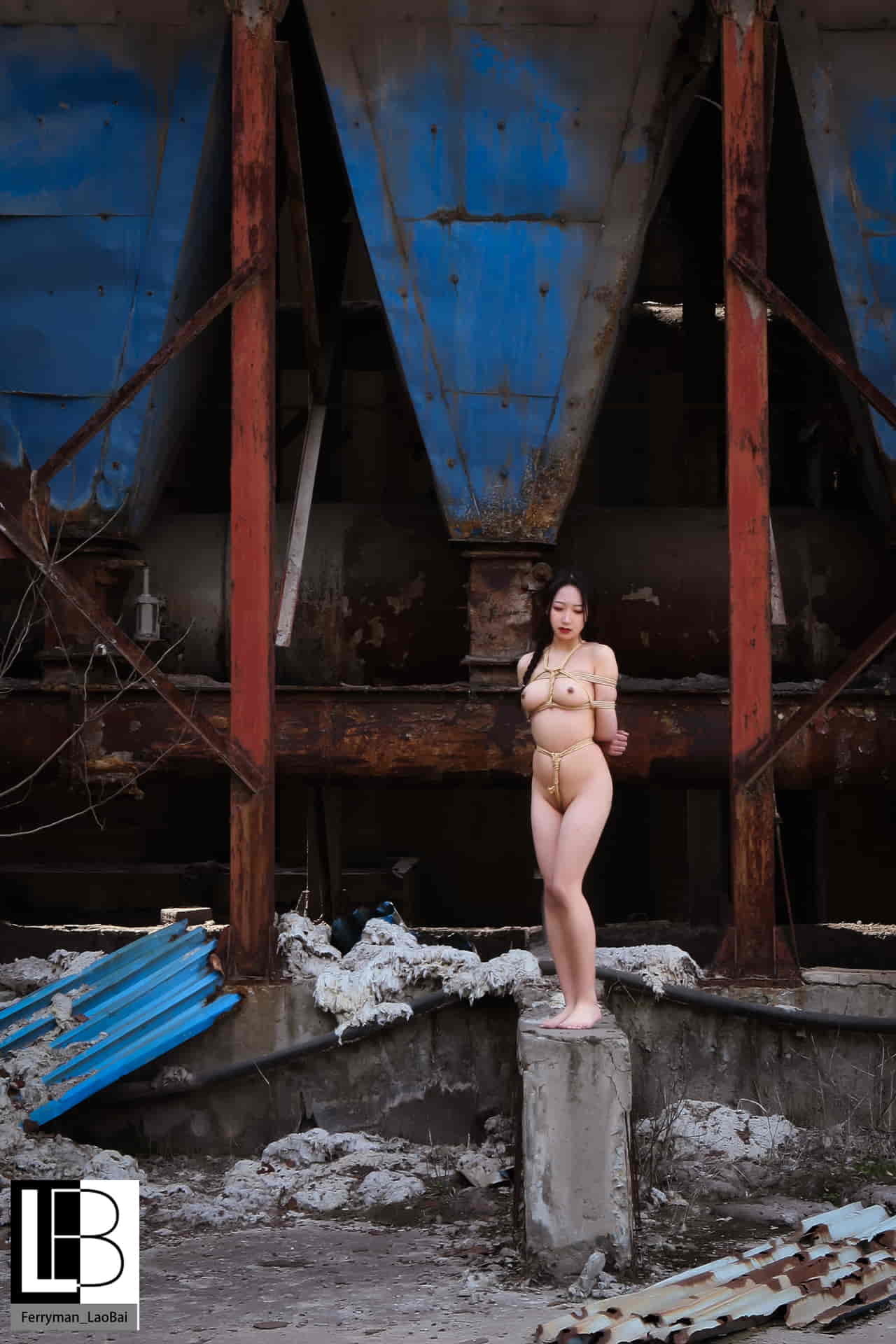 Фотограф Лао позирует для масштабных фотографий на тему SM — Old Factory Bondage_Season 1