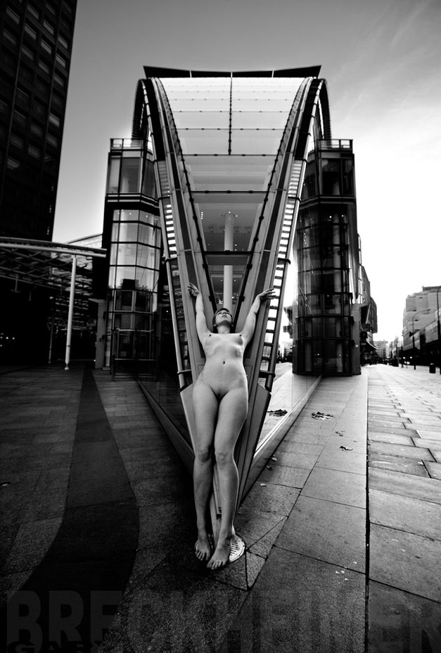голые девушки на улицах мировых столиц / Naked City by Gary Breckheimer.