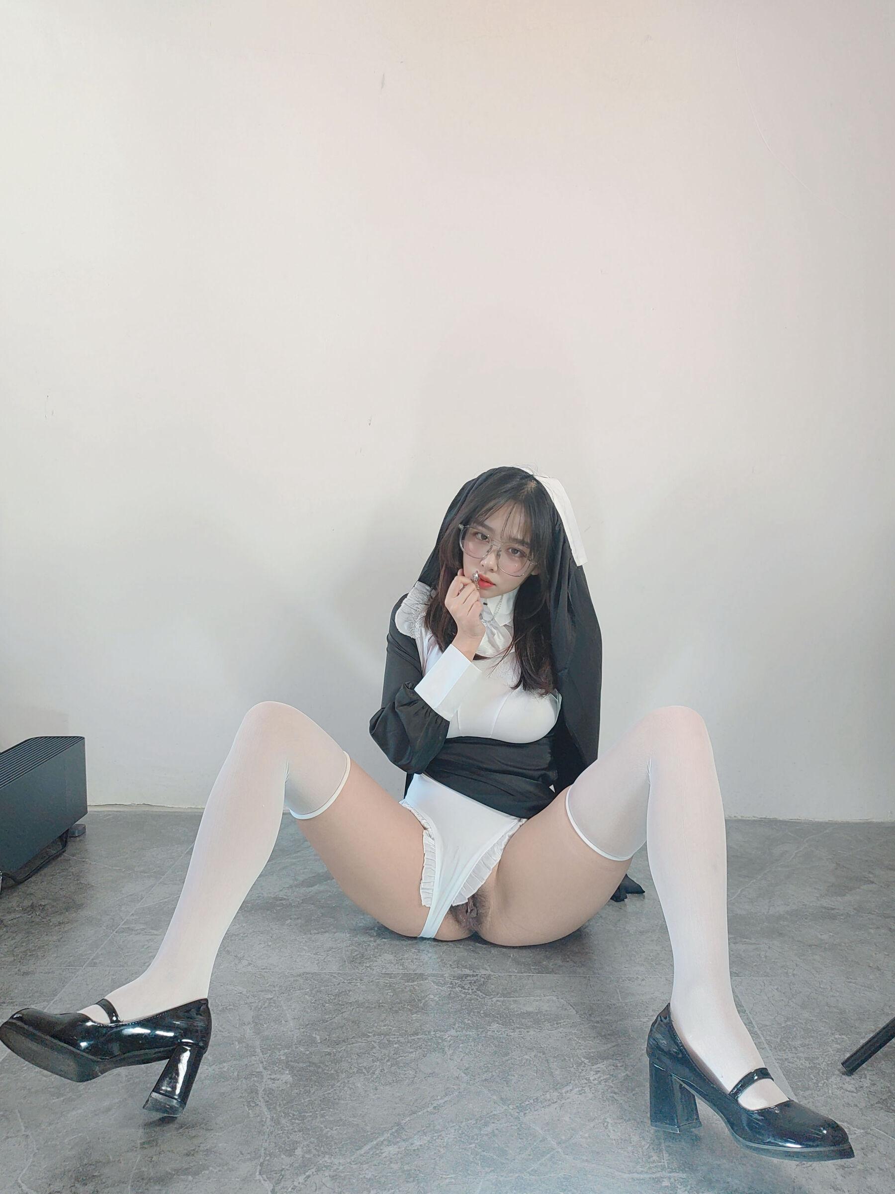 国模套图 Ceason Photography《修女服》(10)