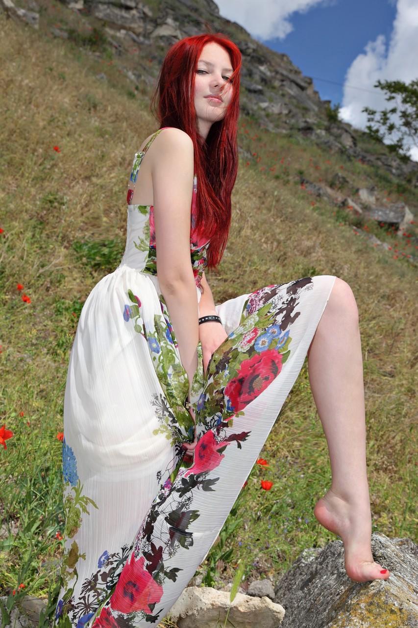 Glam babe Nalli A doffs her colorful dress to show her wonderful bush outdoors(8)