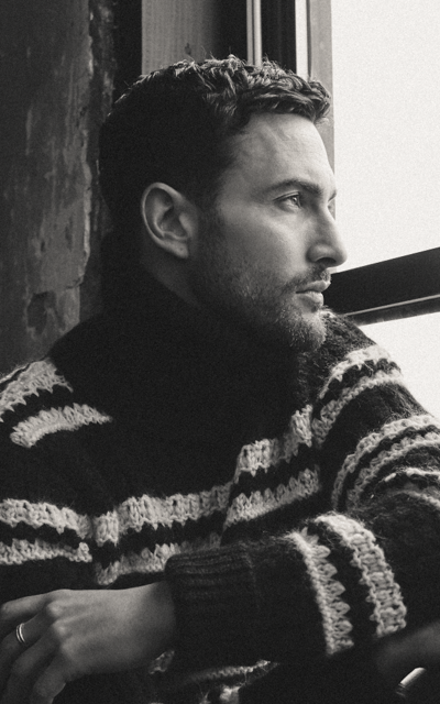 Noah Mills ZTMxbM3V_o