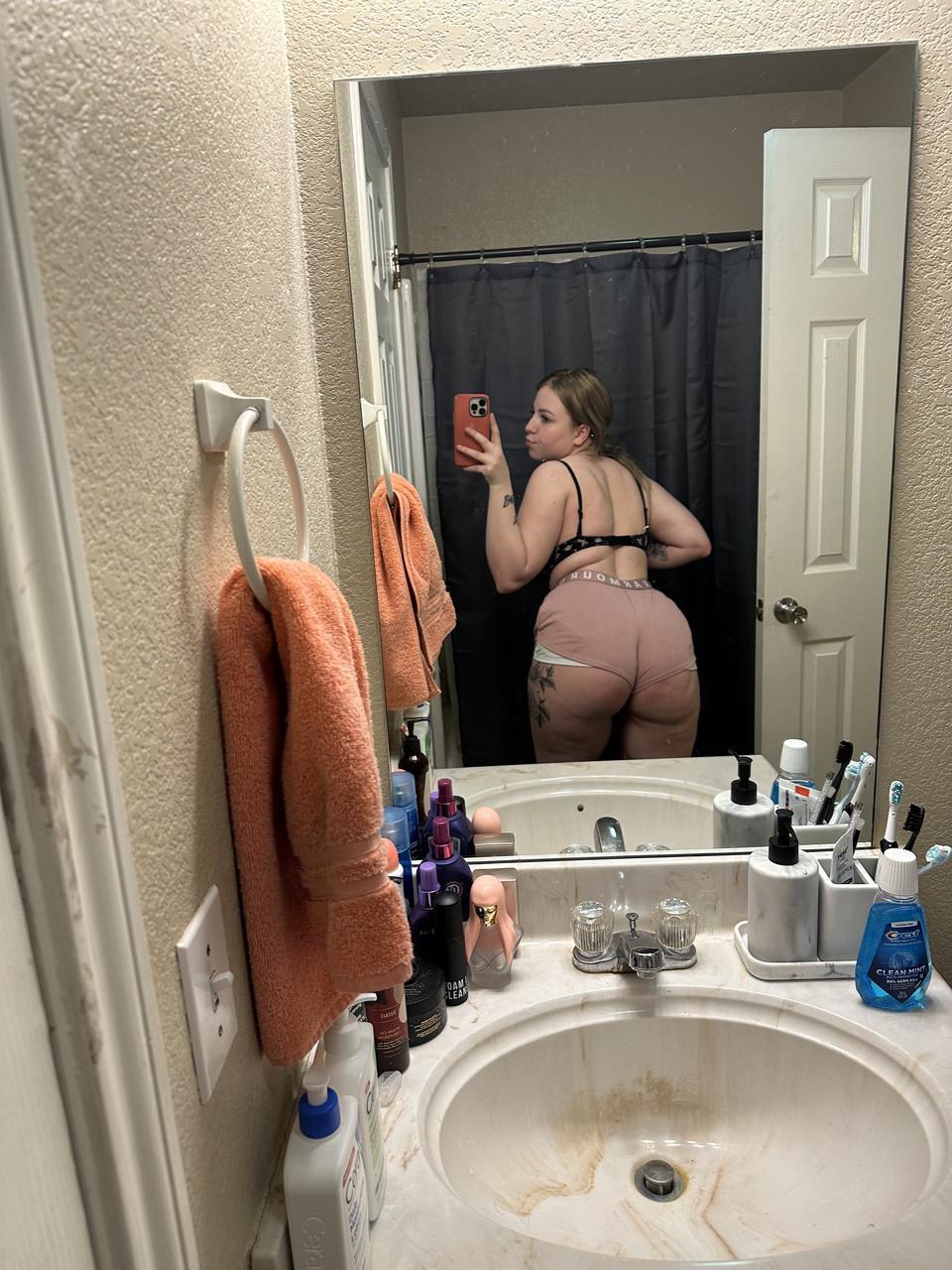 Chubby OnlyFans cam babe Kayla Bumsy flaunts her big ass wearing booty shorts(8)