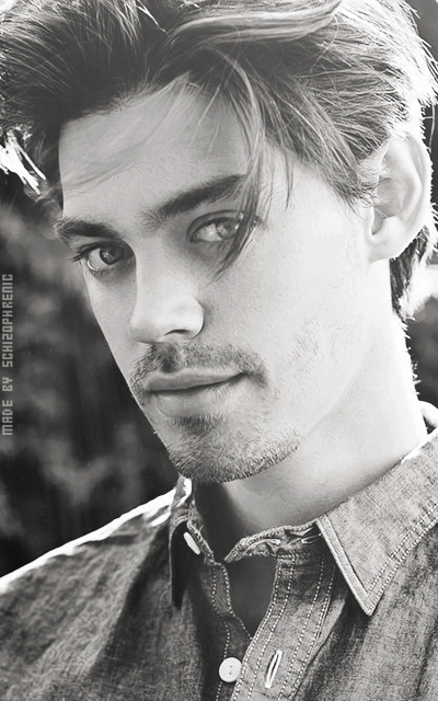 Tom Payne 7BQwNOWg_o