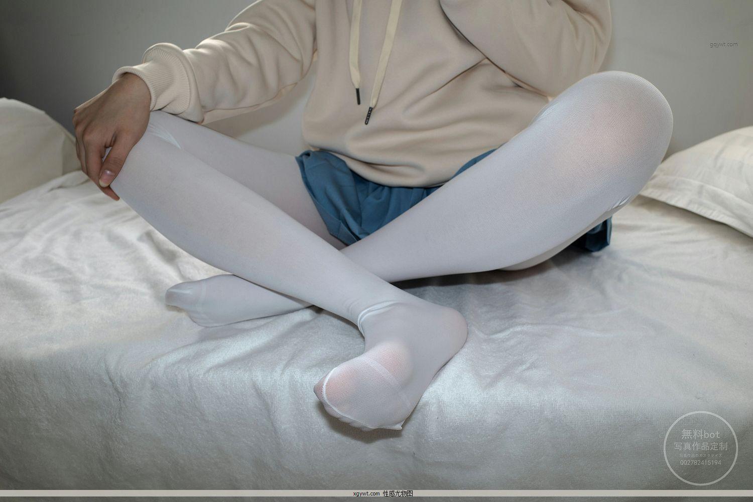 [森萝财团]有料NO.024 出镜 萝莉雪糕 米色卫衣与蓝色短裙加浅色美腿丝袜私房高清图(18)