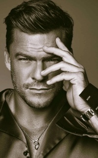 Alan Ritchson 5sDVxWfr_o