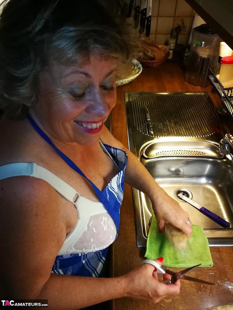 Old housewife Caro takes off her underwear in kitchen apron and stockings(7)