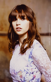 Felicity Jones RxL8ehBj_o