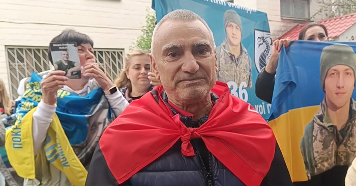 4500 км розлуки: родина чекає Івана Романа. Батько приходить на кожну зустріч з полоненими, розпитує про сина 4500 км розлуки: родина чекає Івана Романа. Батько приходить на кожну зустріч з полоненими, розпитує про сина