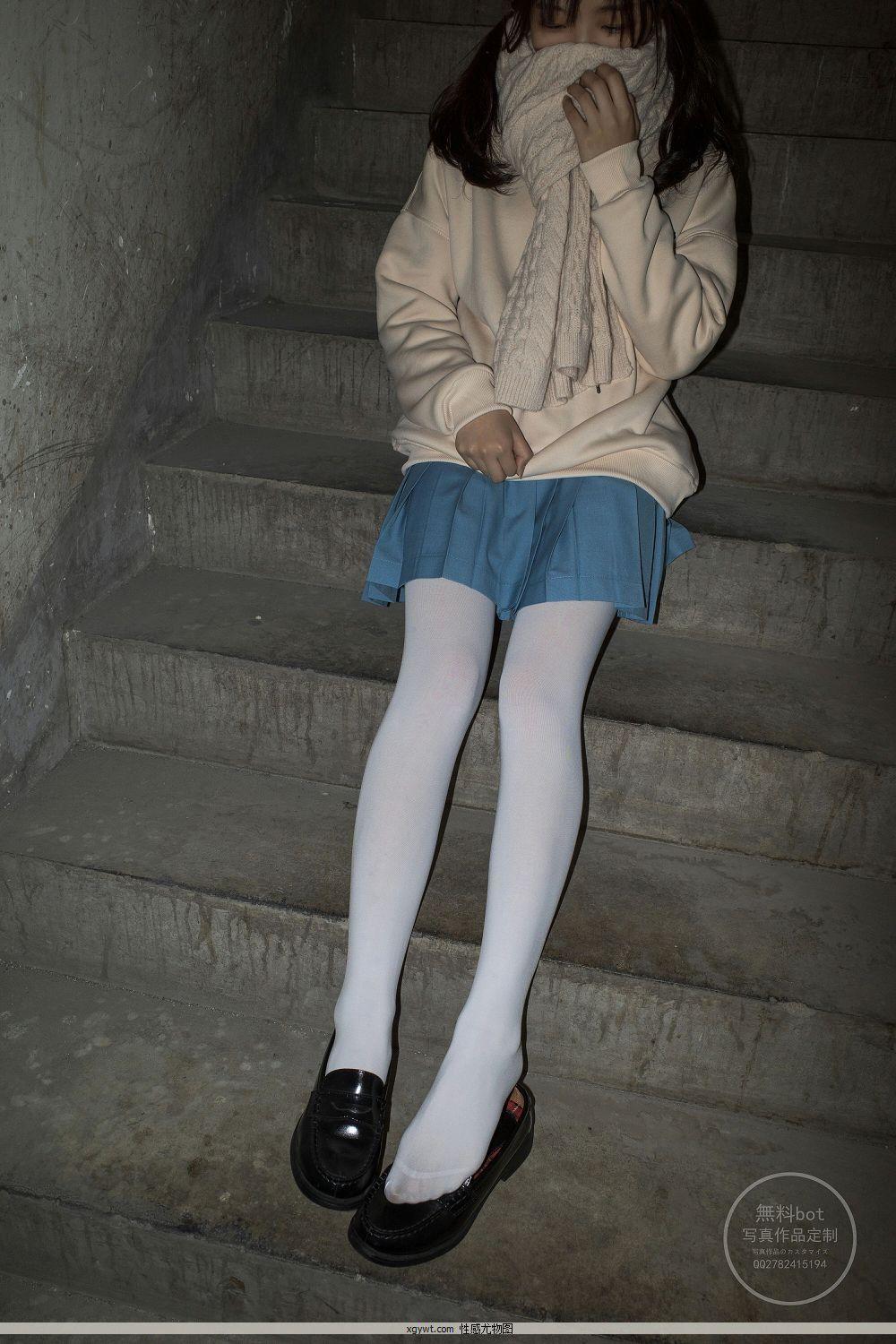 [森萝财团]有料NO.024 出镜 萝莉雪糕 米色卫衣与蓝色短裙加浅色美腿丝袜私房高清图(32)