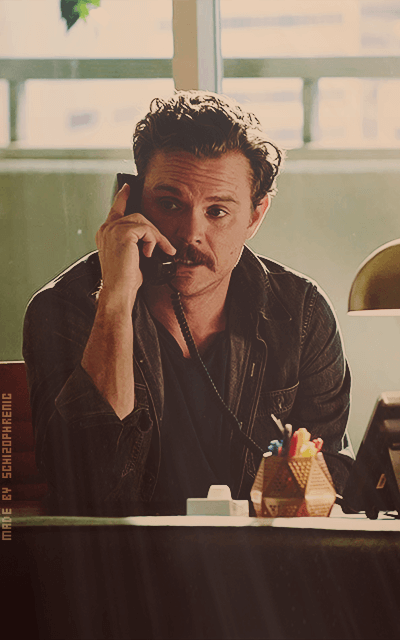 Clayne Crawford BmLqRr0z_o