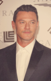 Luke Evans - Page 10 LY9urY4W_o