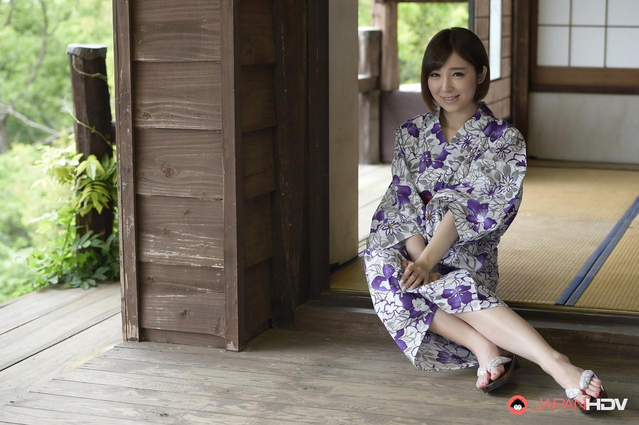 Japanese beauty Runa Hagawa frees her firm tits from a kimono(7)