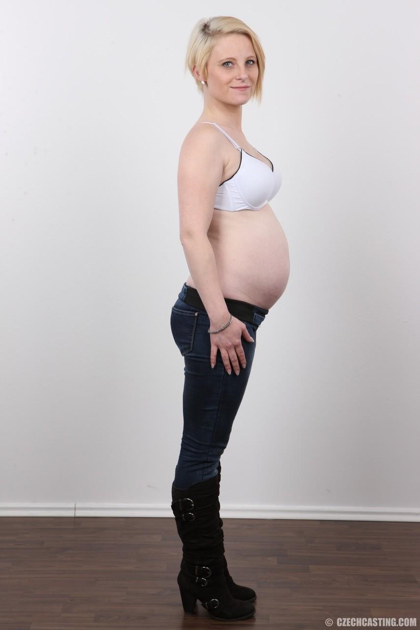 Pregnant girl lets her hormones get the better of her and decides to pose nude(5)