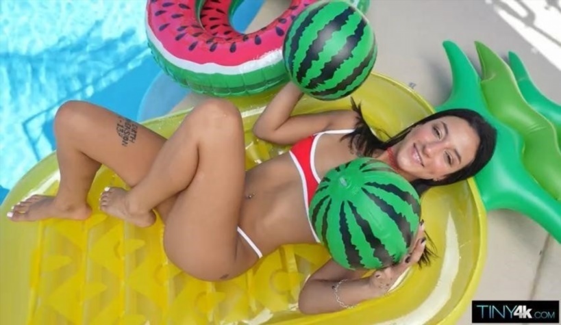 Ricki Rose - Summer Splash  480p