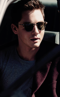 Logan Lerman 4X9t4kXj_o