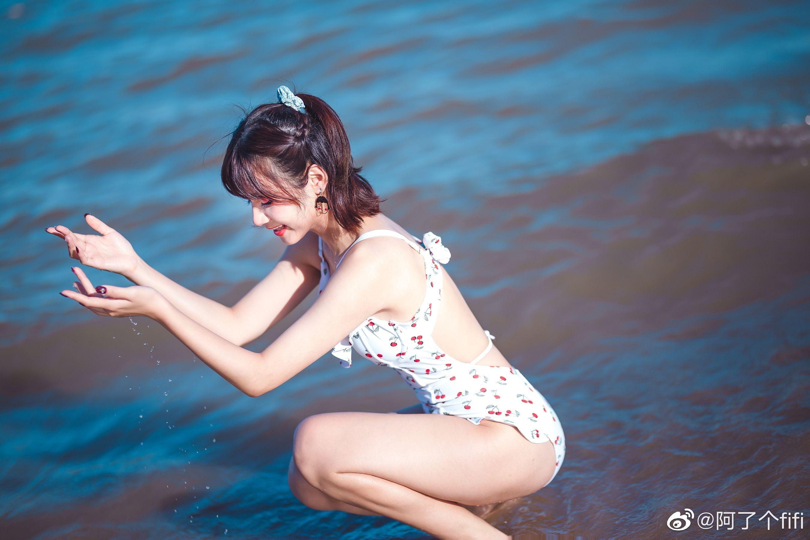 [COS福利] 动漫博主阿了个fifi – 夏天泳装 写真套图(6)