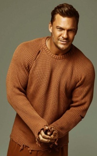 Alan Ritchson LJXwkKpK_o