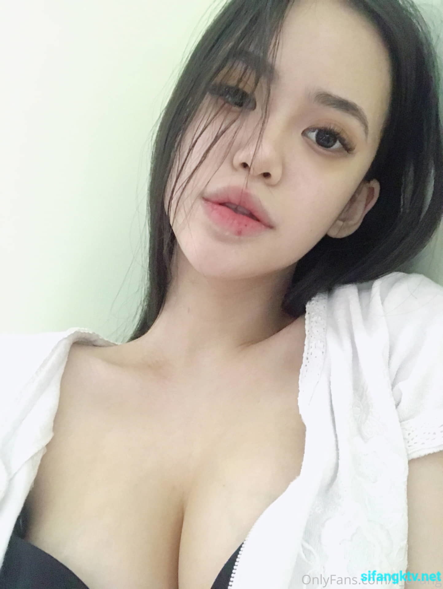 Thousands of people follow Onlyfans’ top body masturbation goddess Lichang’s private photos of various seductive behaviors, rare naked Ziwei rolls her eyes