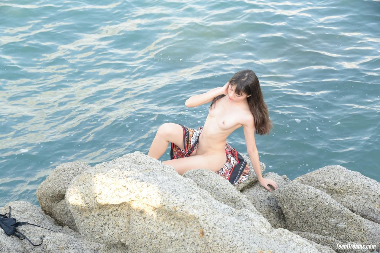 Shameless amateur teen Sowan flaunts her Asian pussy on a public beach(9)