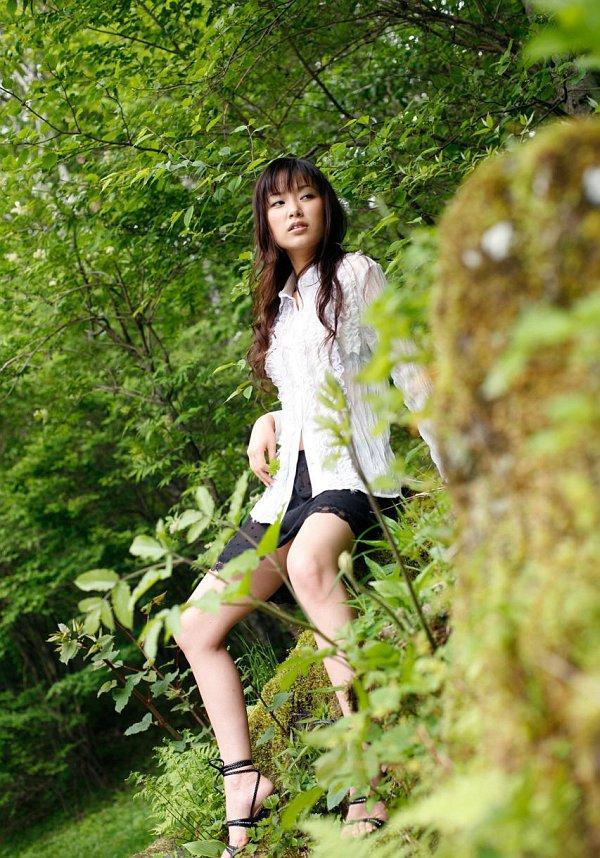 Beautiful Japanese girl Yua Aida exposes her firm tits amid nature's beauty(3)